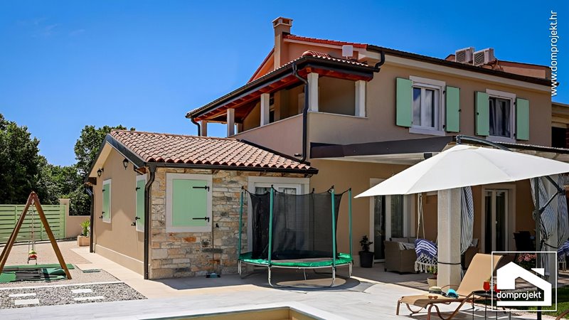 Prefab house with pool in Bale