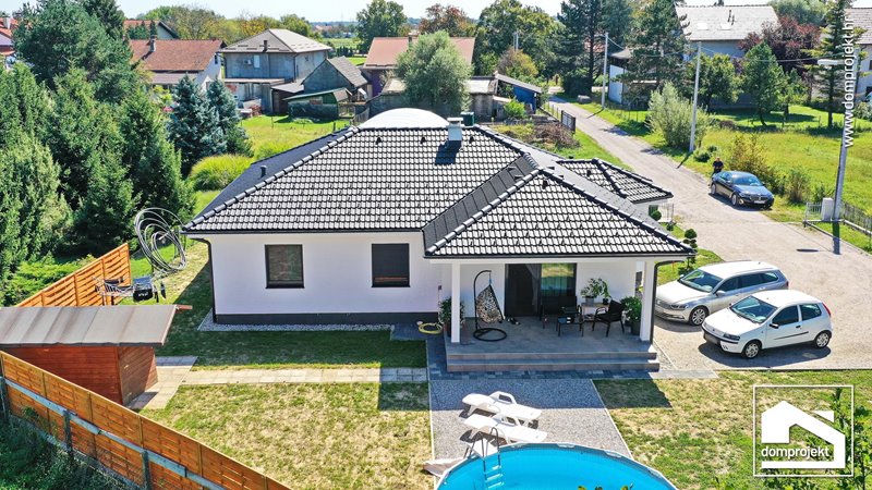 Energy-efficient prefab house with pool in Brezje