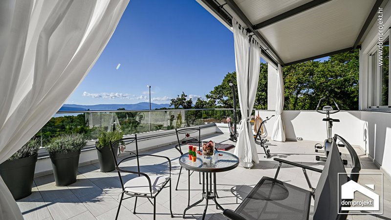 Modern prefab house with pool in Malinska