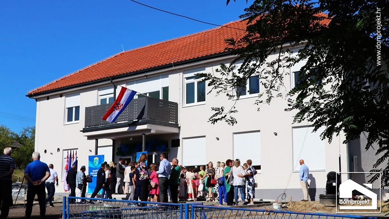 Modern prefabricated school in Nebojan