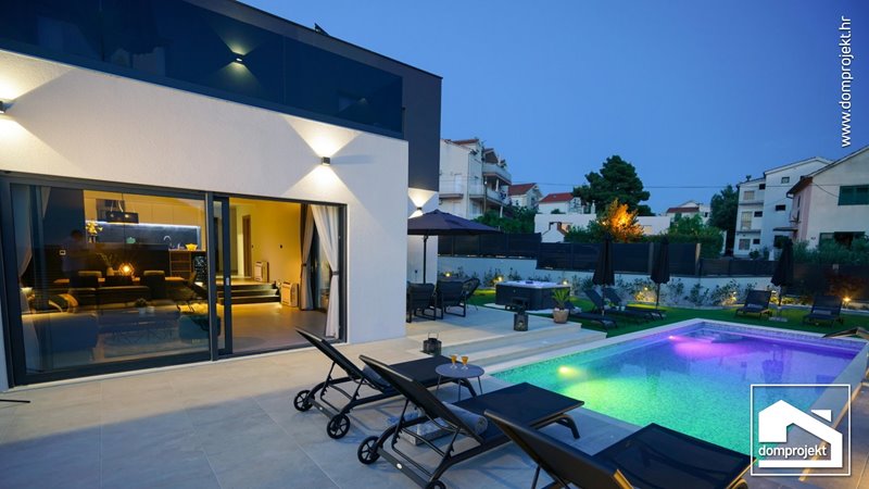 Modern prefab house with pool in Brodarica