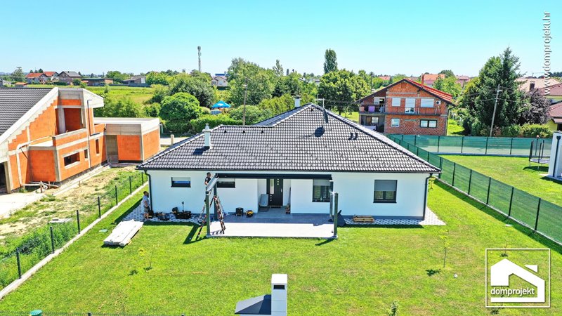 Contemporary prefab house in Donji Stupnik