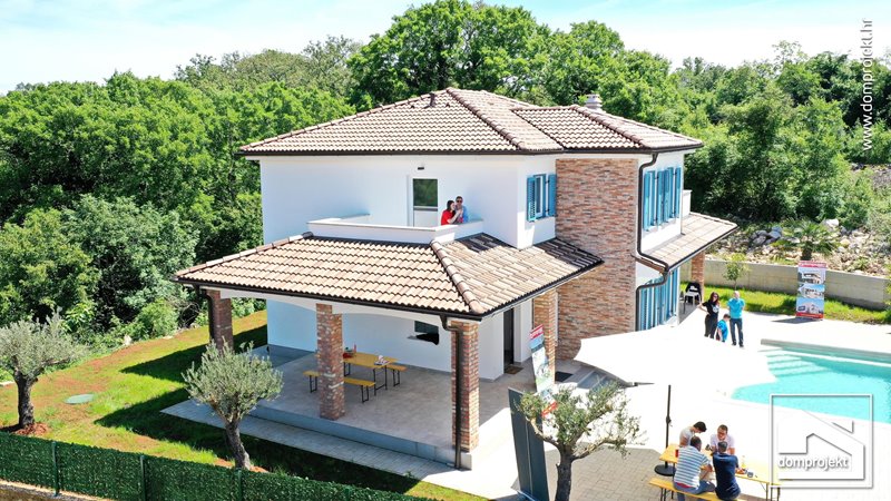 Modern prefab house with pool in Gabonjin