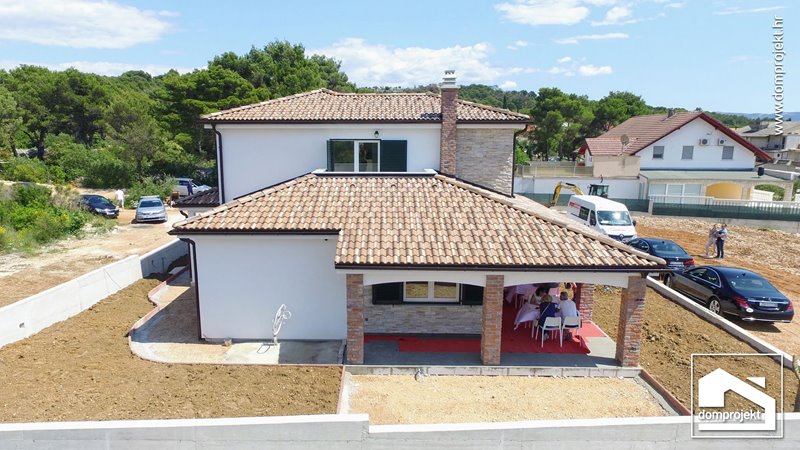 Contemporary prefab house in Brodarica