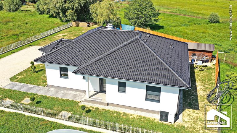 High-quality prefab house with pool in Brezje