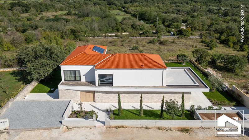Contemporary prefab house with pool in Sveti Lovreč Pazenatički